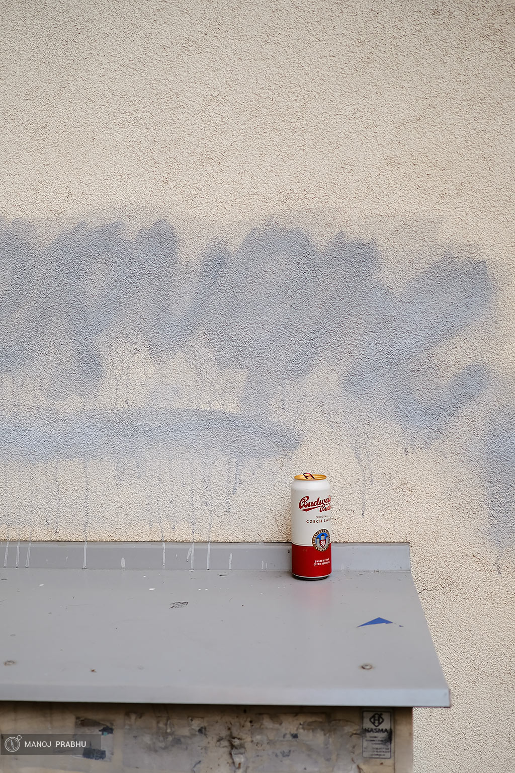 An empty beer can kept on a ledge in front of a wall. (Shot on Fujifilm X-Pro2 using Kodak Ektar 100 film simulation recipe)